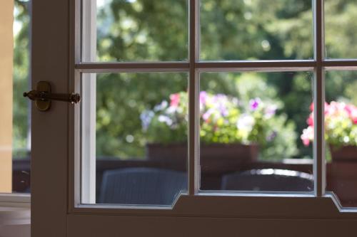 a window with a view of a table and flowers at Villa Liliengrund in Eisenach