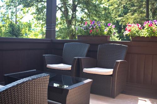 a group of chairs and a table on a patio at Villa Liliengrund in Eisenach