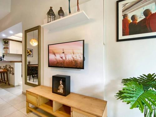 Μια τηλεόραση ή/και κέντρο ψυχαγωγίας στο 2 Bedroom in beautiful beach front condo