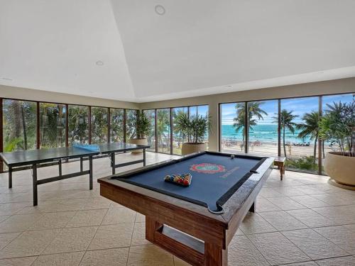 Τραπέζι μπιλιάρδου στο 2 Bedroom in beautiful beach front condo