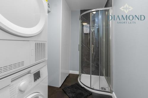 Bilik mandi di Brand New 4 Bedroom House - Sleeps 4 Fully Equipped, Free Parking, WiFi, Perfect for CONTRACTORS by Diamond Short Lets