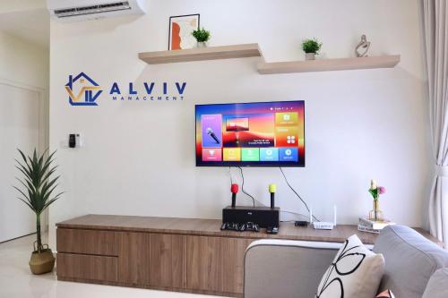 NEW! The Apple Residence I 2-3BR I Game I 5min Jonker - Managed by Alviv Homestayにあるテレビまたはエンターテインメントセンター