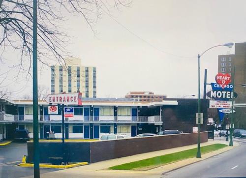 a city street with a building with signs on it at Heart O' Chicago Motel in Chicago