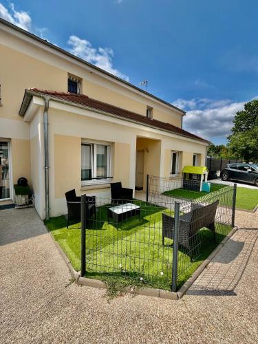 une maison avec une clôture devant dans l'établissement Maison Lilouma Disneyland Paris, à Montévrain