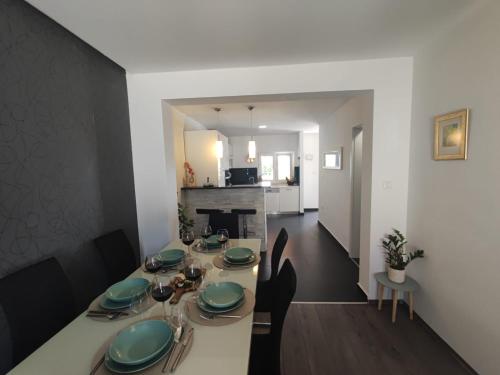 Φωτογραφία από το άλμπουμ του "Apartments Petra With Swimming Pool" σε Čilipi