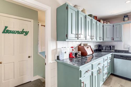 Dapur atau dapur kecil di Beachfront Dennis Condo with Patio, Dogs Welcome