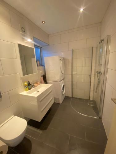 Ένα μπάνιο στο Moderne leilighet nær sentrum