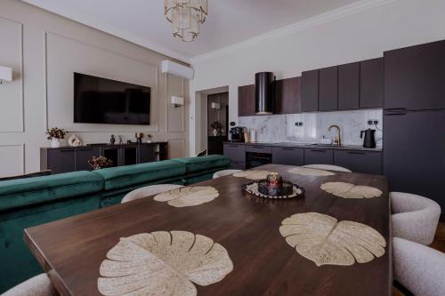 a living room with a table and a kitchen at Crown Pearl - wonderful apartment, 110scm, 4 rooms in Kraków