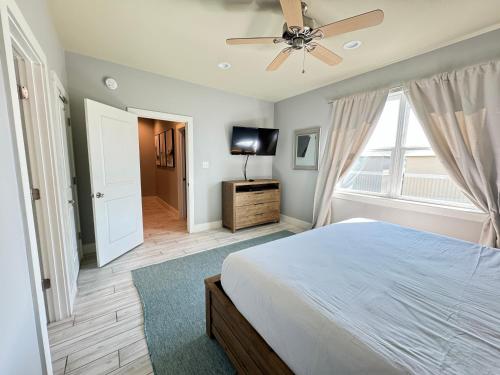 Ένα ή περισσότερα κρεβάτια σε δωμάτιο στο Oh So Beachy, 3BR, Sleeps 10, Pool & Beach Access