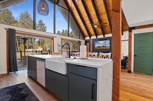 Φωτογραφία από το άλμπουμ του Cozy Modern Chalet in Strawberry σε Pine