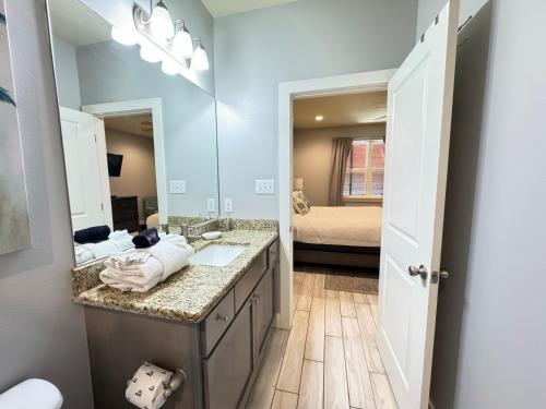 Ένα μπάνιο στο Oh So Beachy, 3BR, Sleeps 10, Pool & Beach Access