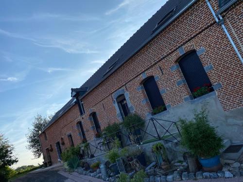 a brick building with plants on the side of it at A la campagne in Villers-Pol
