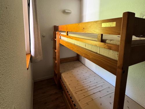 quelques lits superposés dans une chambre dans l'établissement Résidence Themis - Studio pour 4 Personnes 35, à Mâcot La Plagne