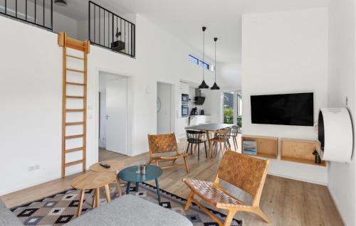 TV a/nebo společenská místnost v ubytování Cozy Home In Lembruchdümmer See