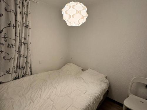 - une petite chambre avec un lit et une lumière dans l'établissement Résidence Carene - 2 Pièces pour 4 Personnes 23, à Mâcot La Plagne