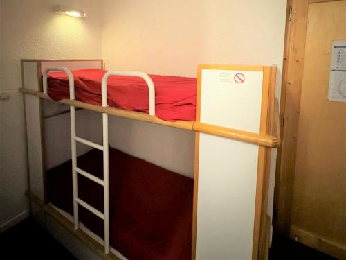 Ce lit superposé se trouve dans un dortoir doté d'un panneau. dans l'établissement Résidence Themis - 2 Pièces pour 6 Personnes 761, à Mâcot La Plagne