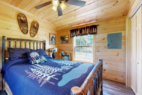 Ένα ή περισσότερα κρεβάτια σε δωμάτιο στο Acadia Lights Cottage & Cabin