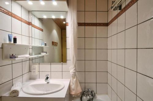 une salle de bain avec un lavabo et un miroir dans l'établissement Résidence Agate - Studio pour 4 Personnes 92, à Mâcot La Plagne
