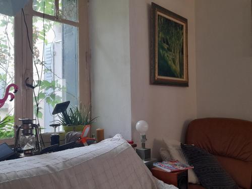 a living room with a bed and a window at Maison avec jardin près de Beauval in Villentrois