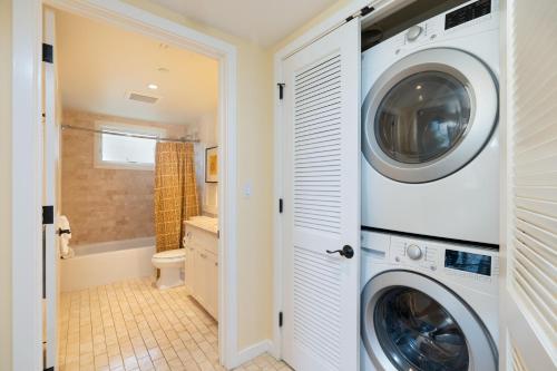 a laundry room with a washer and dryer at 3-Bed Villa 313 at Turtle Bay in Kahuku