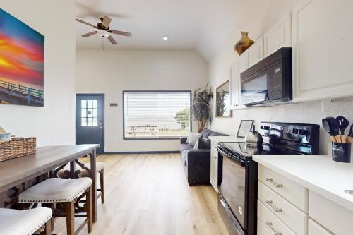Η κουζίνα ή μικρή κουζίνα στο The Baytown Getaway