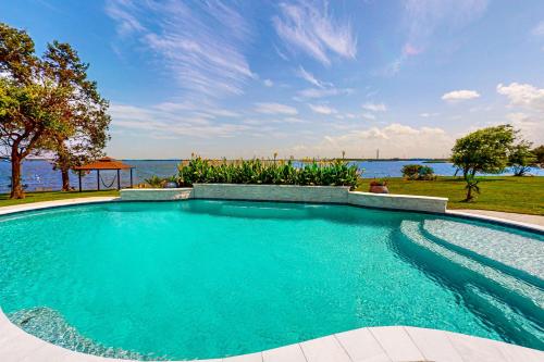 Πισίνα στο ή κοντά στο The Baytown Getaway