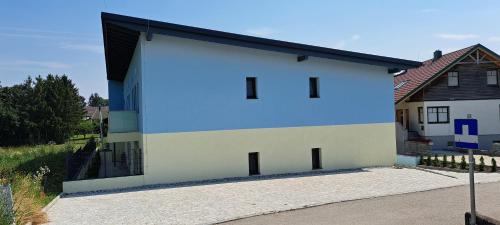 a building with the number on the side of it at Haus MaryLu in Knetzersdorf