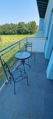 a patio with two chairs and a table on a balcony at Haus MaryLu in Knetzersdorf