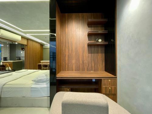 En eller flere senge i et værelse på Luxury Collection Studio Hard Rock Cafe