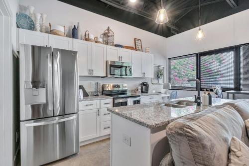 ナッシュビルにあるNew Studio- 2 beds 7 mins to DTの白いキャビネットとステンレス製の冷蔵庫を備えたキッチン