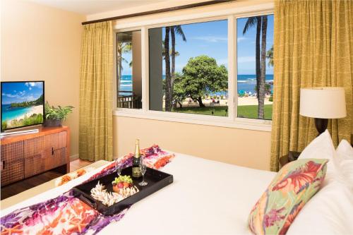 Un dormitorio con una cama con vista al mar. en 4-Bed Combination Villa 202-203 at Turtle Bay, en Kahuku