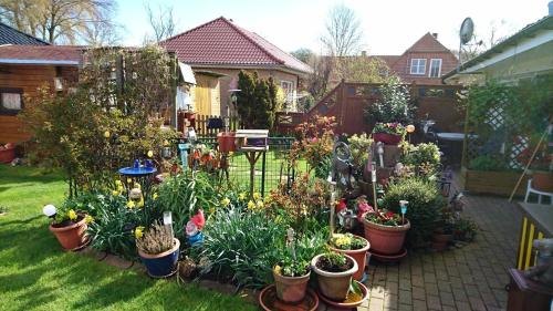 einen Garten voller Pflanzen und Blumen in der Unterkunft Haus Kerstin, Ferienreihenhaus in Westfehmarn