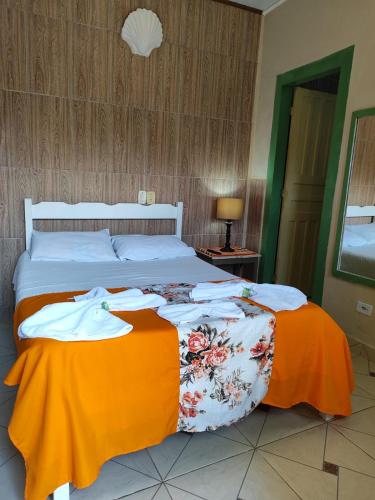 a bedroom with two beds with towels on them at Pousada Florescer in Paraty