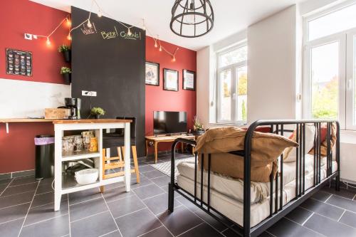 - une chambre avec des murs rouges et des lits superposés dans l'établissement La Maison Jaurès - La Trappiste, à Liévin