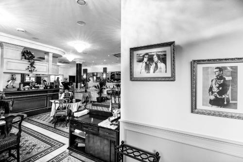 a black and white photo of a hair salon at Hotel Restaurant Edmond's in Cap d'Ail