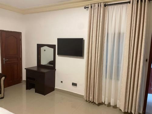TV a/nebo společenská místnost v ubytování Beach Sand Hotel & Resort, Cotonou