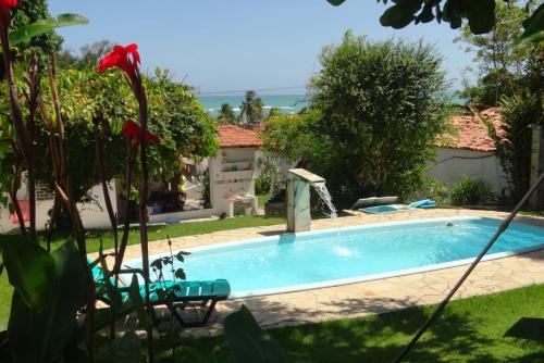 a swimming pool in the yard of a house at Recanto do Cajueiro Garça in Maceió