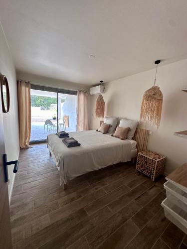 une chambre avec un lit et une grande fenêtre dans l'établissement Villa Mathaia Cassis, à Roquefort-la-Bédoule