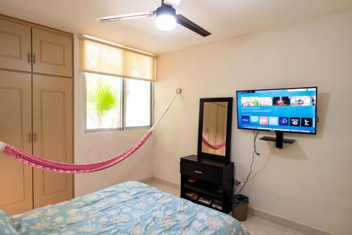 Una televisión o centro de entretenimiento en Elegant and comfy 2BR 1 block from the Ocean