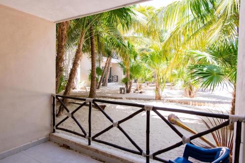 Un balcón o terraza en Elegant and comfy 2BR 1 block from the Ocean
