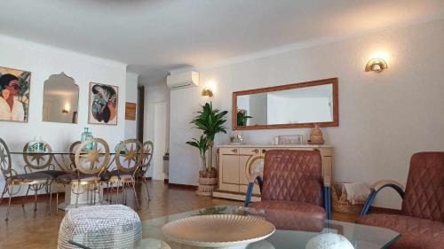 un salon avec une table et une salle à manger dans l'établissement La SIRENADE, à Canet