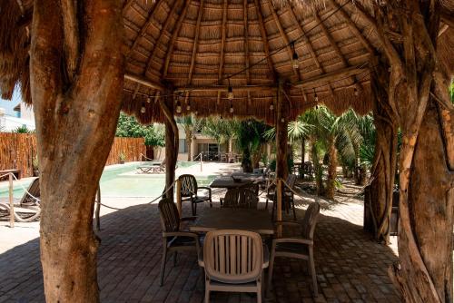 La alberca dentro o cerca de Elegant and comfy 2BR 1 block from the Ocean