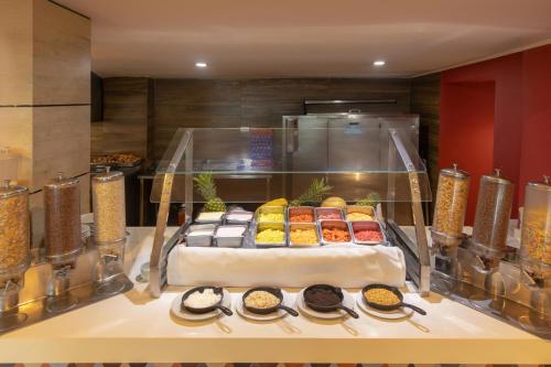 una vetrina con molti tipi di alimenti diversi di Decameron Cartagena - All Inclusive a Cartagena de Indias