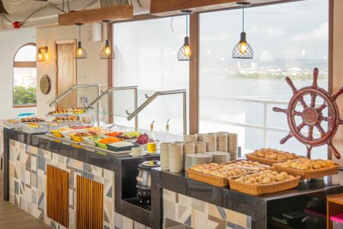 un buffet in un ristorante con molto cibo di Decameron Cartagena - All Inclusive a Cartagena de Indias