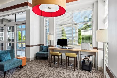 an office with a desk with a computer and chairs at Hilton Garden Inn Seattle North/Everett in Mukilteo