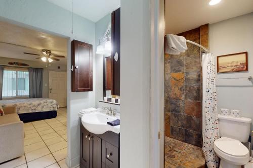 Ένα μπάνιο στο Pass-A-Grille Beach Retreat Unit 8