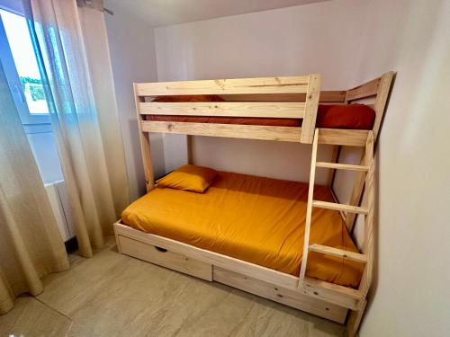 Ένα ή περισσότερα κρεβάτια σε δωμάτιο στο Maison neuve, cadre apaisant,jacuzzi et piscine