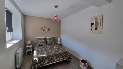 una piccola camera da letto con un letto e una finestra di Charmant T2 neuf haut de gamme a Brive-la-Gaillarde