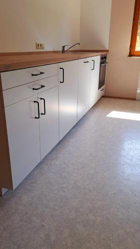 Η κουζίνα ή μικρή κουζίνα στο Schöne Wohnung am Tor zur Rhön