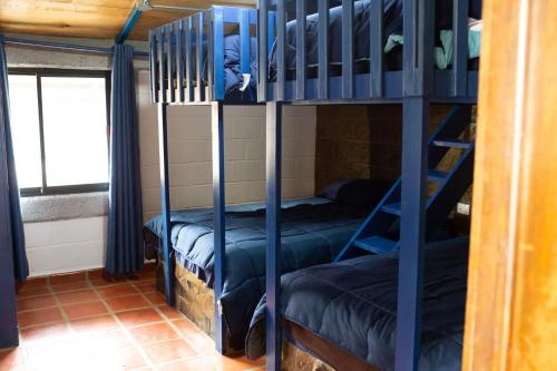 a bunk bed room with two bunk beds at Cabañas Bungalos las Alazanas in San Antonio de las Alzanas